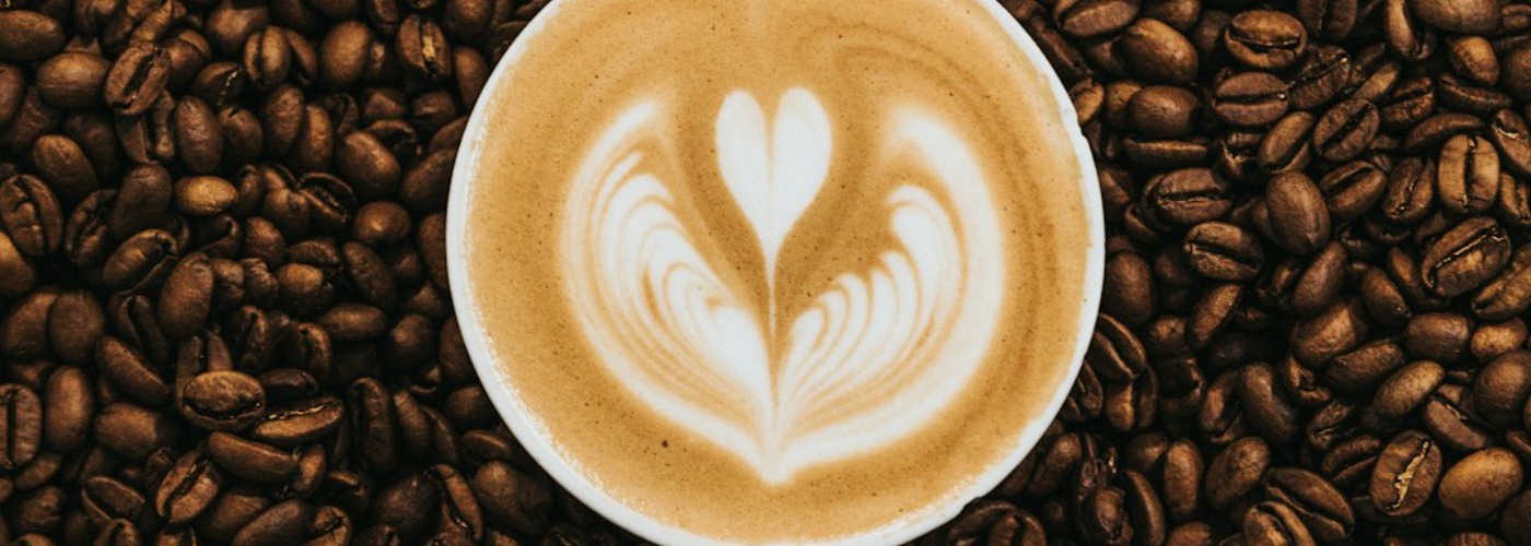 Is het veilig voor kinderen om thee of koffie te drinken?